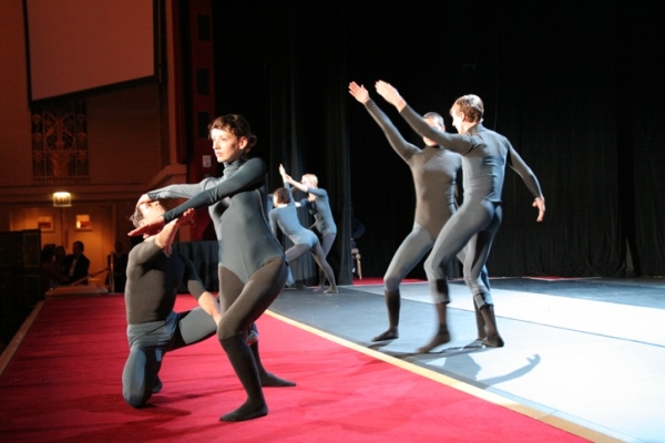 Shen Wei Dance Arts performs during the dinner. (Bill Swersey/Asia Society)