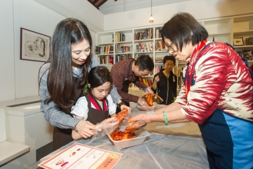 Mother and daughter participated in the Kimchi making workshops on Korea Family Day.