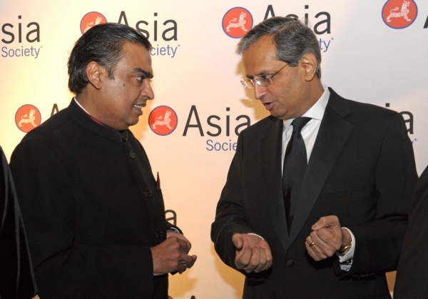 Honoree Mukesh Ambani chats with Awards Dinner Chair Vikram Pandit, CEO of Citigroup, at a pre-dinner reception. (Elsa Ruiz/Asia Society)