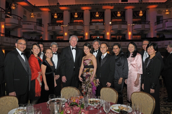 Alongside other guests, Jeffrey Immelt (C) and Melissa Lee pose for a photograph in the ballroom of Waldorf=Astoria. (Elsa Ruiz/Asia Society)