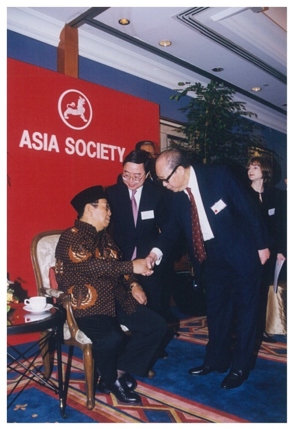 His Excellency Mr. Abdurrahman Wahid, President of the Republic of Indonesia, Mr. Ronnie C. Chan, Chairman, Asia Society Hong Kong Center, and Dr. Lee Quo-Wei at Asia Society Hong Kong Center 10th Annual Dinner on April 16, 2000.