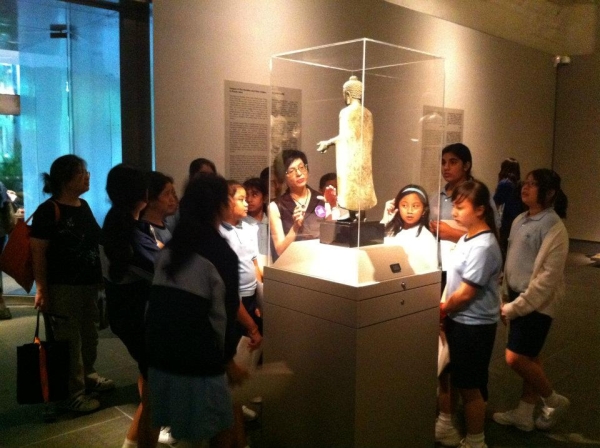 The students visited the Asia Society Gallery. (Asia Society Hong Kong Center) 