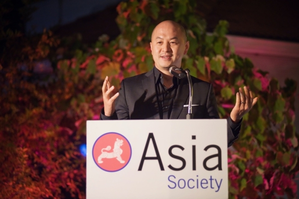 Producer and Asia Society Southern California Board member Peter Shiao introduces the famous bibimbap dish and honors the filmmaker Im Kwon-taek. (Luminaire Images)