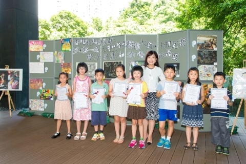 Rhoda Chan, Head of Charities Projects, The Hong Kong Jockey Club, with all junior primary winners on August 24, 2014 (Asia Society Hong Kong Center)