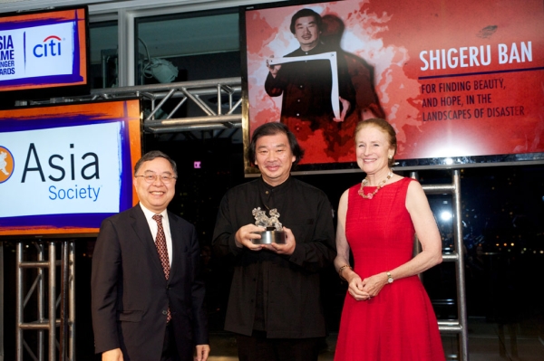 Shigeru Ban, center, receives his Asia Game Changer Award from Ronnie Chan and Henrietta Fore. (Ann Billingsley/Asia Society)