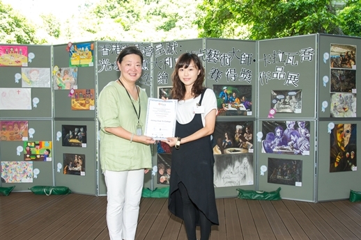 S. Alice Mong, Executive Director of Asia Society Hong Kong Center presented Institutional Prize to the teacher from Jockey Club Ti-I College on August 24, 2014 (Asia Society Hong Kong Center)