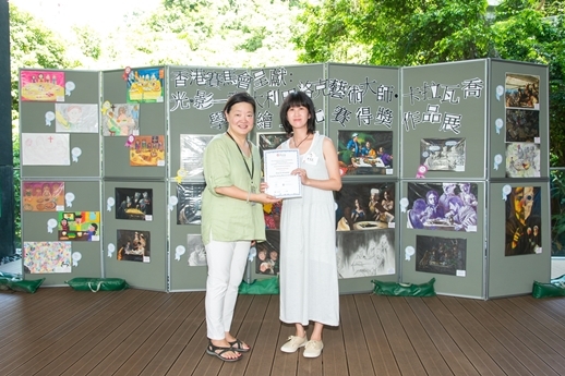 S. Alice Mong, Executive Director of Asia Society Hong Kong Center, presented Institutional Prize to the teacher from Pok Oi Hospital Tang Pui King Memorial College on August 24, 2014 (Asia Society Hong Kong Center)
