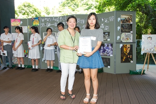 S. Alice Mong, Executive Director of Asia Society Hong Kong Center, with the champion in the senior secondary category on August 24, 2014 (Asia Society Hong Kong Center)