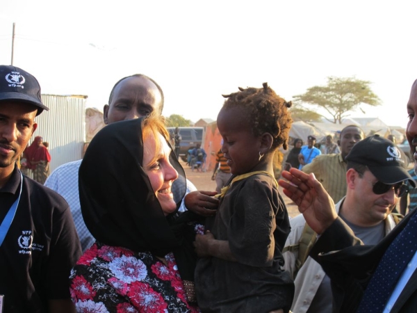 Josette Sheeran holds a young girl in the Hiran camp for displaced people on the edge of South Galkayo in the state of Galmudug in central Somalia, April 3, 2011. (WFP/Peter Smerdon )