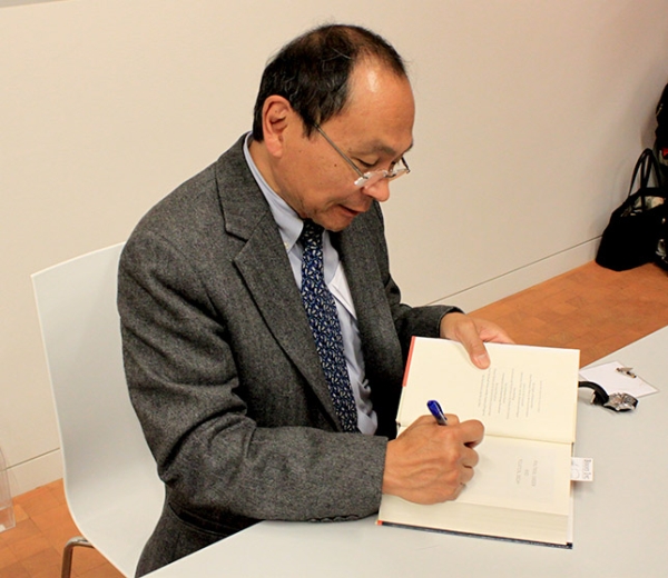 Francis Fukuyama signed copies of his new book at the event (Asia Society)