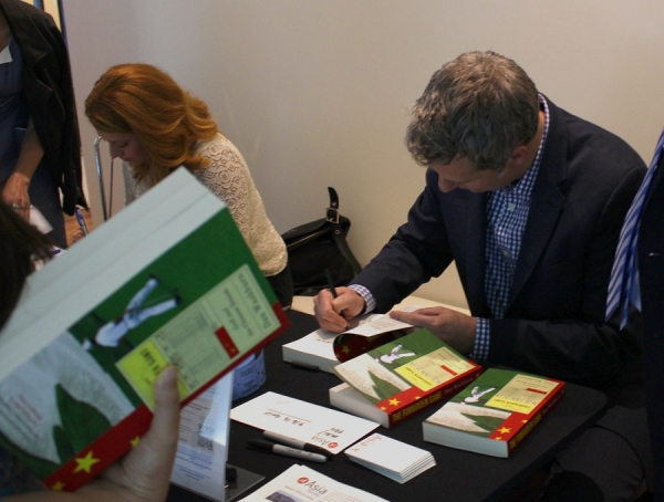 Author Dan Washburn signing books