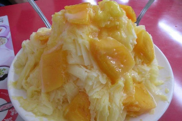 Mango shaved ice, or bao bing, a popular dessert from Taiwan. (Yi Zheng)
