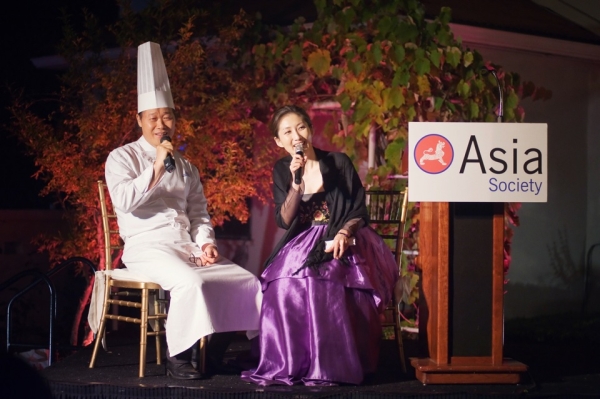 Asia Society Korea Center Executive Director Yvonne Kim (R) interviews master chef Bruce Byung-Woo Lee (L), who flew from Korea with his team to cater the dinner. Lee is widely considered one of the four top chefs in Korea. (Luminaire Images)