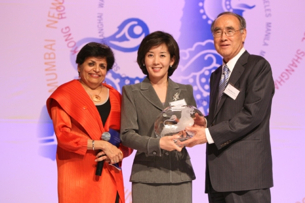 The Honorable Kyung-won Na (C), member of the National Assembly of Korea, accepted the Asia Society Global Women Leaders Award from Vishakha N. Desai and Dr. Hong-Koo Lee. (Asia Society Korea Center)