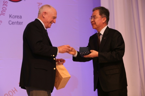 Jack Wadsworth (L), Chairman of the Asia Society Northern California Center and Honorary Chairman of Morgan Stanley, exchanged gifts with Jumin Hong (R), Secretary General of the Visit Korea Committee. (Asia Society Korea Center)