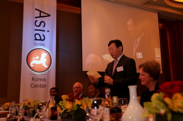 Dong-Bin Shin, Co-Chairman of the Asia Society Korea Center and  Chairman of the Lotte Group, offered a toast near the start of the evening. (Asia Society Korea Center)