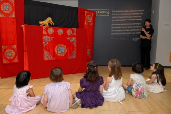 Young audiences were captivated by the Chinese puppet theater. (Elsa Ruiz/Asia Society)