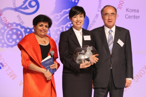 Eun-Hye Kim (C), Executive Vice President of KT, accepted the Asia Society Global Women Leaders Award from Asia Society President Vishakha N. Desai (L) and Dr. Hong-Koo Lee, Honorary Chairman of the Asia Society Korea Center and the former Prime Minister of Korea (R). (Asia Society Korea Center)