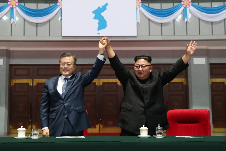 Moon Jae-in and Kim Jong Un meet in Pyongyang.