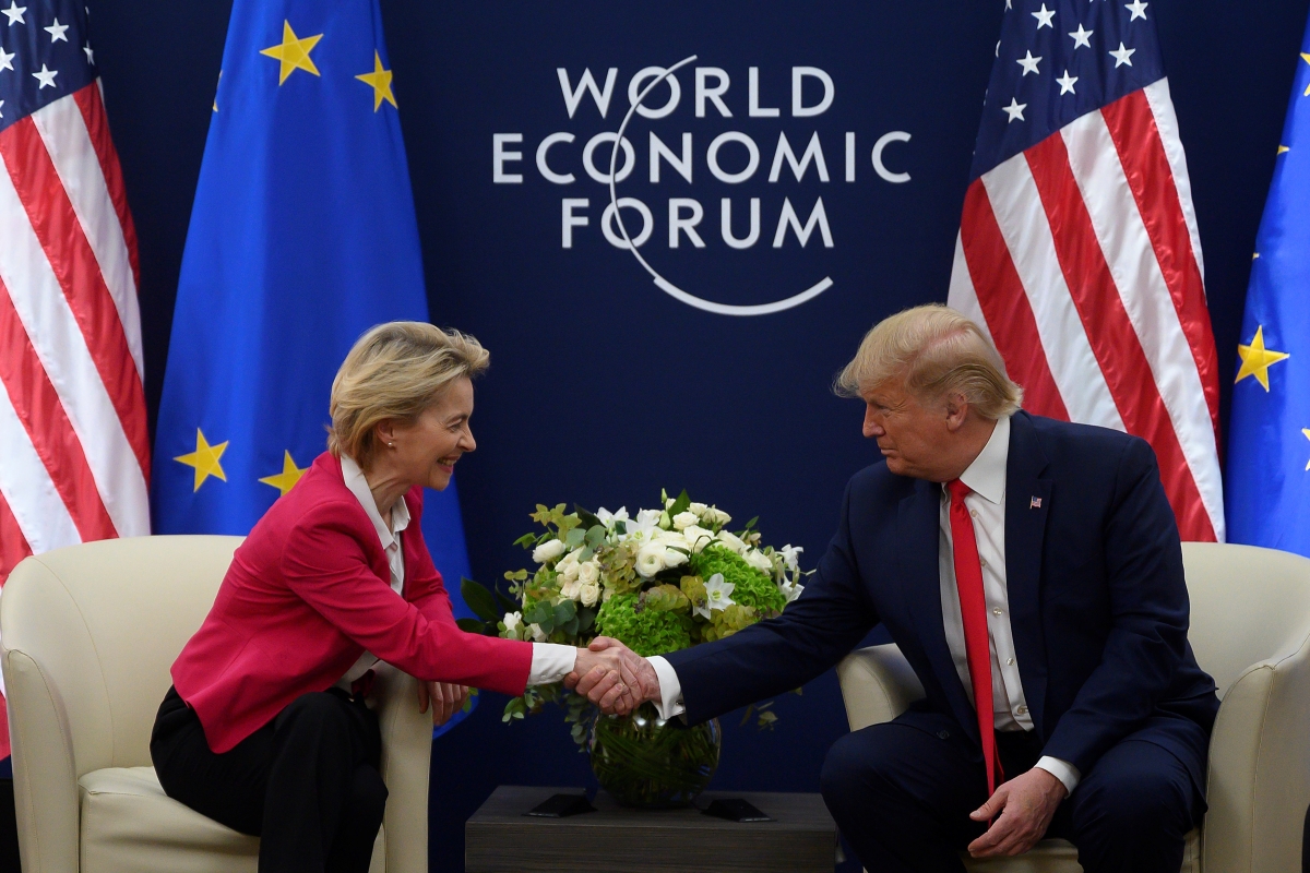 Trump Shakes Hands with Von der Leyen