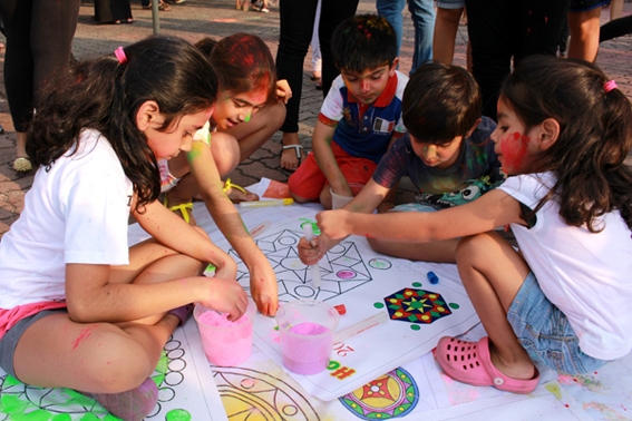 Children making Rangoli (Photo Credit: Andressa Flores)