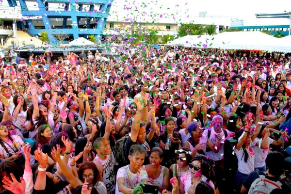 Confetti showers on the crowd (Photo Credit: Richmond Chi)